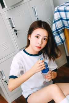 女人两腿张开图片